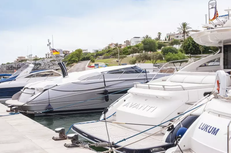Yachten im Hafenbereich von Porto Cristo Novo auf Mallorca