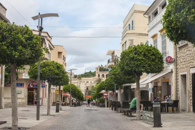 Fußgängerzone mit Cafés und historischer Bebauung in Artà auf Mallorca