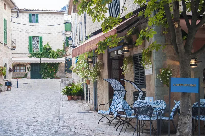 Gasse mit Häusern und Café in Valldemossa auf Mallorca Gasse mit Häusern und Café in Valldemossa auf Mallorca