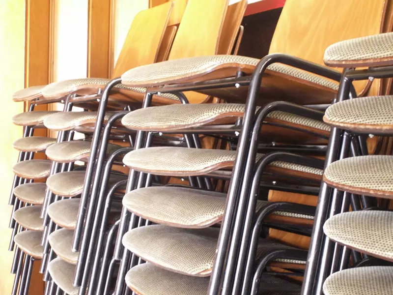 Stapelbare Stühle in einem Seminarraum als Symbol für Schule und Ausbildung auf Mallorca
